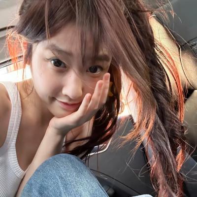 女士遛狗请牵绳